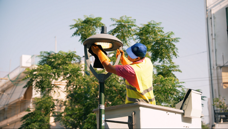 Ο Δήμος Αθηναίων αποκαθιστά 110 βανδαλισμένα LED φωτιστικά - Δούκας: Ο δημόσιος χώρος ανήκει σε όλους - Η ασφάλεια δεν διαπραγματεύεται.