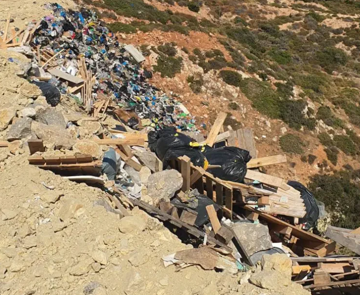 Μήλος: Μετά από καταγγελία για ρύπανση συνελήφθησαν 17 άτομα, υπάλληλοι της υπηρεσίας καθαριότητας και αυτοδιοικητικοί