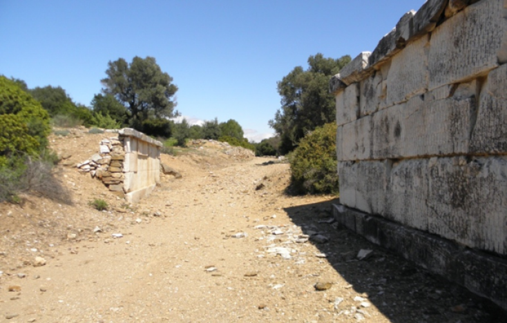 Η ταφική οδός με τους μνημειώδεις ταφικούς περίβολους