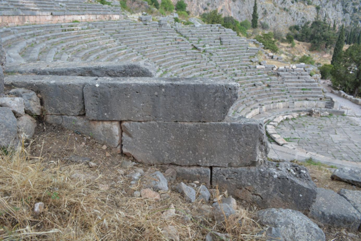 Εξωτερική πλευρά δυτικού αναλήμματος Αρχαίου Θεάτρου Δελφών