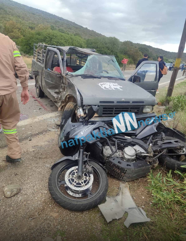 Εικόνα από το σημείο του τροχαίου δυστυχήματος μετά τη σύγκρουση αγροτικού με μηχανή