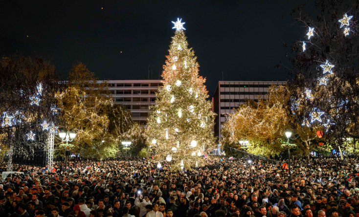 Η Αθήνα υποδέχθηκε το 2026 με εντυπωσιακά, πολύχρωμα αθόρυβα και φιλικά προς το περιβάλλον, πυροτεχνήματα