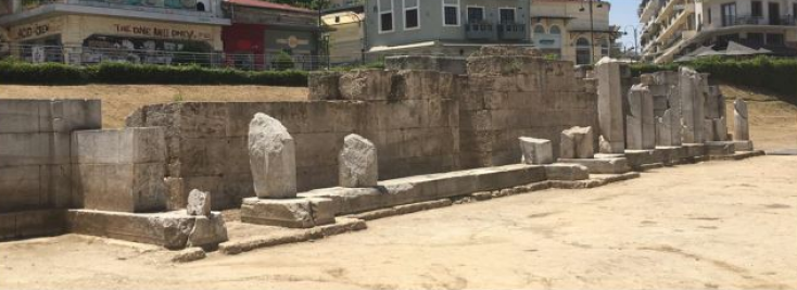 Το σκηνικό οικοδόμημα, ορθογωνικής κάτοψης, με προσκήνιο