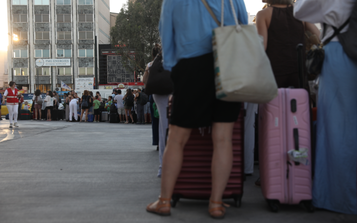 Το αδιαχώρητο στο λιμάνι του Πειραιά: Μαζική έξοδος αδειούχων προς τα νησιά, μεγάλες οι ουρές και η ταλαιπωρία