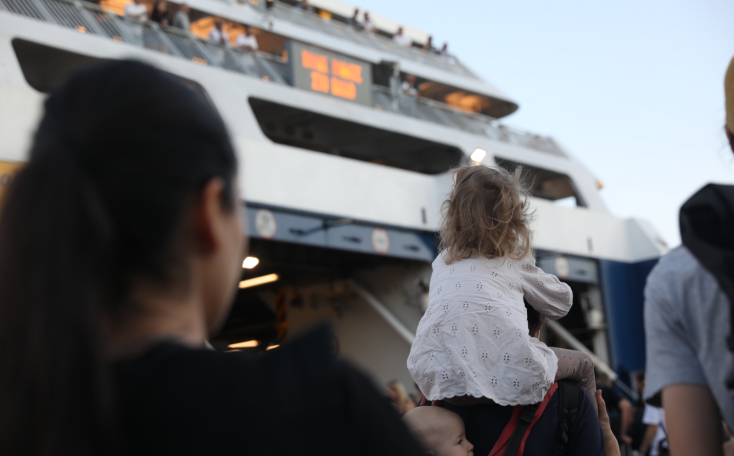 Το αδιαχώρητο στο λιμάνι του Πειραιά: Μαζική έξοδος αδειούχων προς τα νησιά, μεγάλες οι ουρές και η ταλαιπωρία