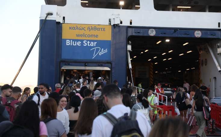 Το αδιαχώρητο στο λιμάνι του Πειραιά: Μαζική έξοδος αδειούχων προς τα νησιά, μεγάλες οι ουρές και η ταλαιπωρία