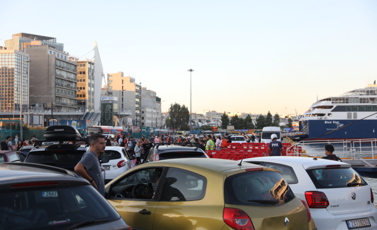 Το αδιαχώρητο στο λιμάνι του Πειραιά: Μαζική έξοδος αδειούχων προς τα νησιά, μεγάλες οι ουρές και η ταλαιπωρία