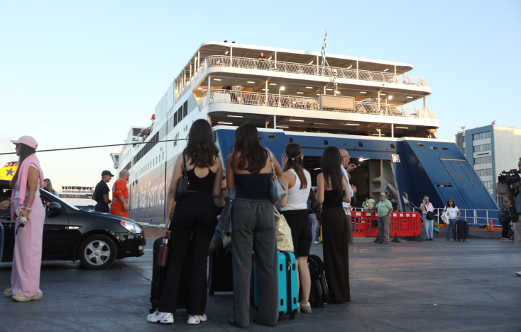 Το αδιαχώρητο στο λιμάνι του Πειραιά: Μαζική έξοδος αδειούχων προς τα νησιά, μεγάλες οι ουρές και η ταλαιπωρία
