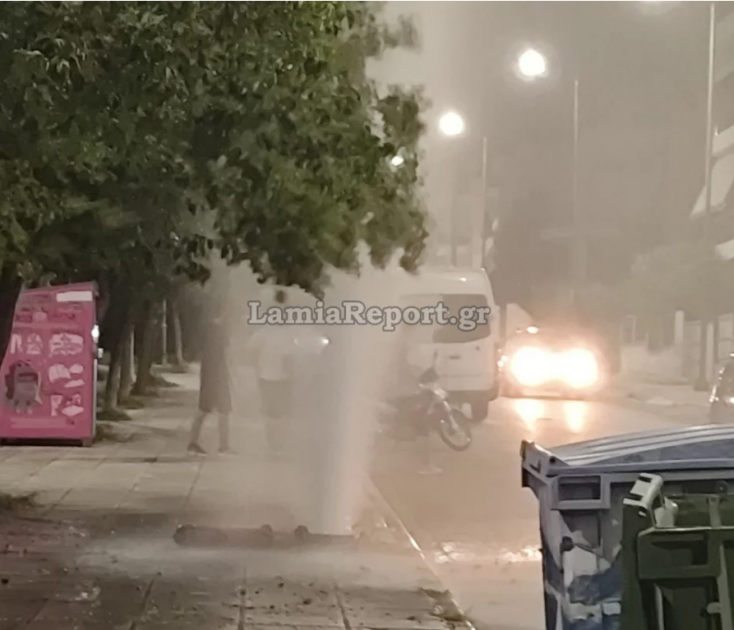 Λαμία: Βανάκι ξήλωσε πυροσβεστικό κρουνό και δημιούργησε σιντριβάνι 8 μέτρων
