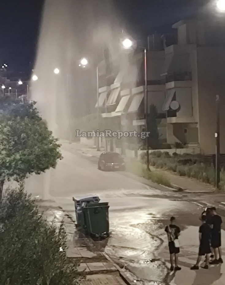 Λαμία: Βανάκι ξήλωσε πυροσβεστικό κρουνό και δημιούργησε σιντριβάνι 8 μέτρων