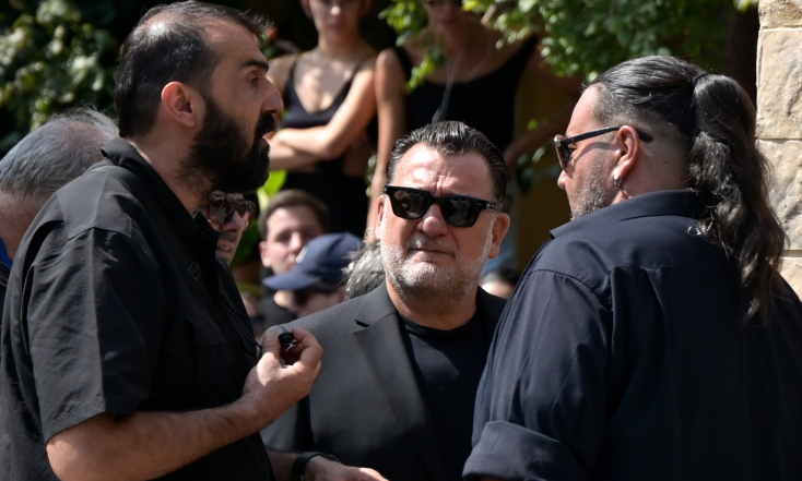Ο Γιώργος Λεβέντης στην κηδεία του Γιώργου Μαζωνάκη