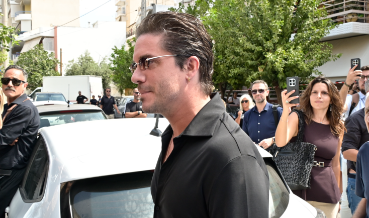 Ο Νίκος Οικονομόπουλος στην κηδεία του Γιώργου Μαζωνάκη