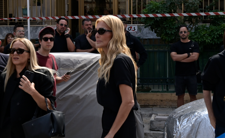 Η Νατάσα Θεοδωρίδου στην κηδεία του Γιώργου Μαζωνάκη