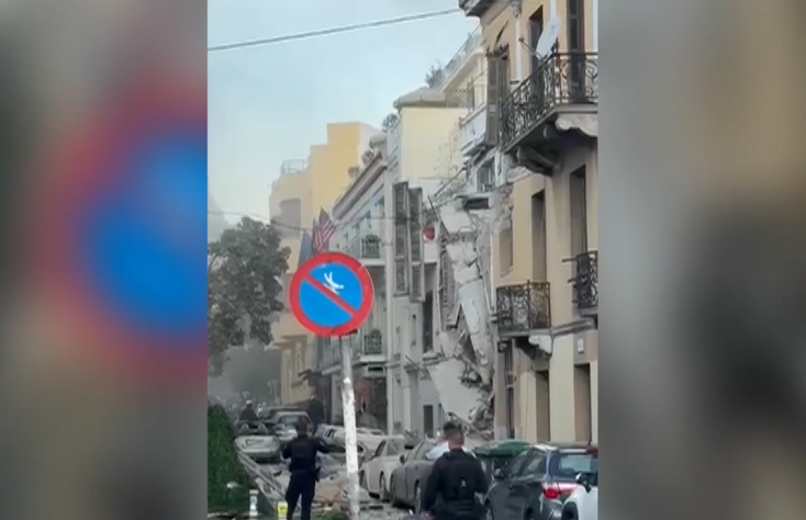 Οι πρώτες εικόνες από την κατάρρευση παλιού κτιριού στο κέντρο της Αθήνας μετά από έκρηξη