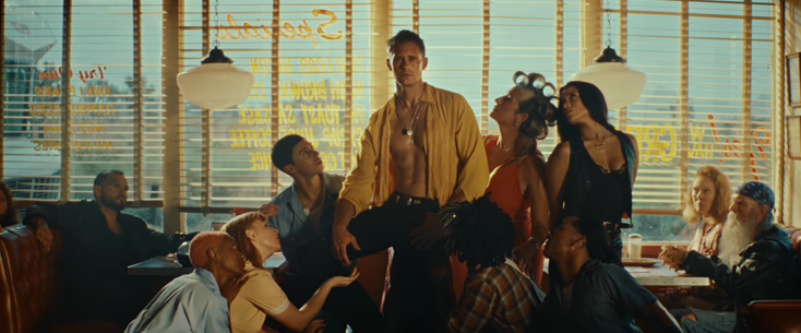 Οι Rolling Stones κυκλοφορούν το βίντεο «Mr. Charm» με τον Αλεξάντερ Σκάρσγκαρντ και το νέο τραγούδι «Bad Luck Hideaway» 