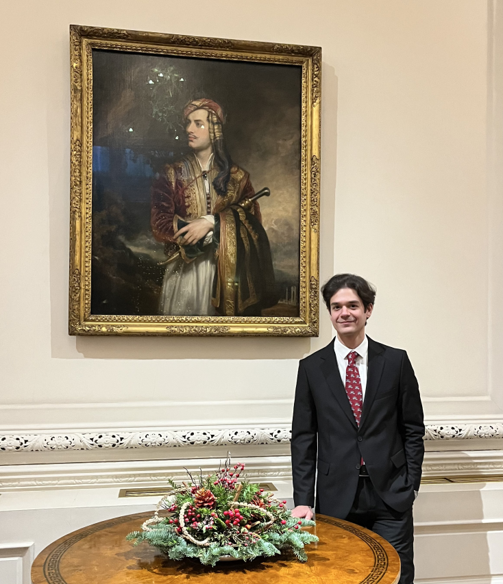 Ο Ιωάννης Χουντής στην Βρετανική πρεσβευτική κατοικία με το αυθεντικό πορτραίτο του Λόρδου Βύρωνα σε σουλιώτικη φορεσιά του Thomas Phillips