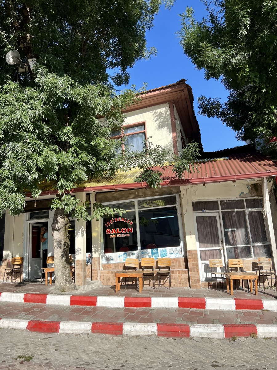 Καφενείο στην κωμόπολη Καβάκ (Kavak) © Μενέλαος Γκάρτζιος