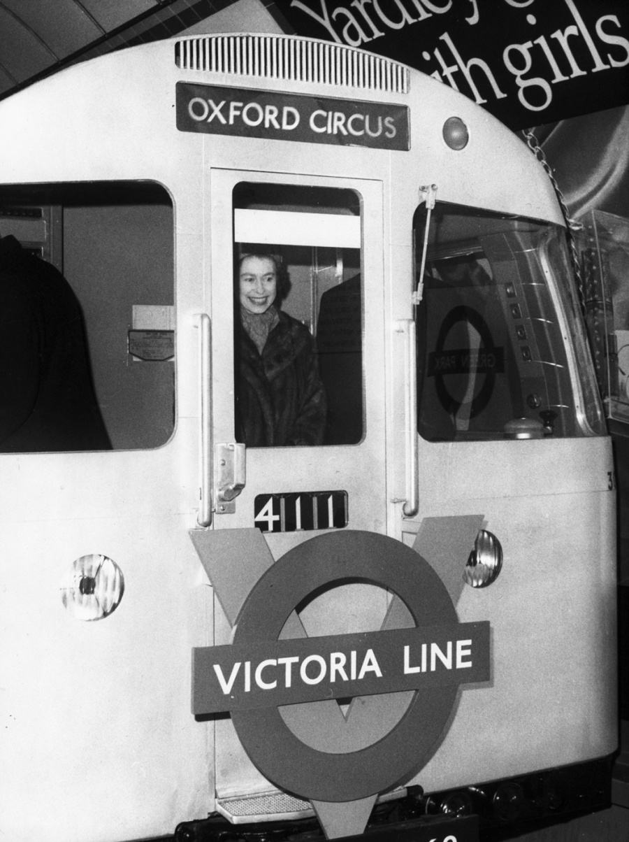 Η βασίλισσα Ελισάβετ εγκαινιάζει νέο σταθμό του σιδηρόδρομου της Βρετανίας