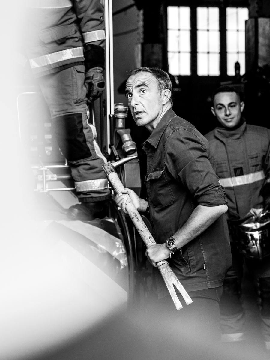 Ο Νίκος Αλιάγας φωτογραφίζει τους Γάλλους πυροσβέστες στο κέντρο διάσωσης Rousseau για το ημερολόγιο του 2023.