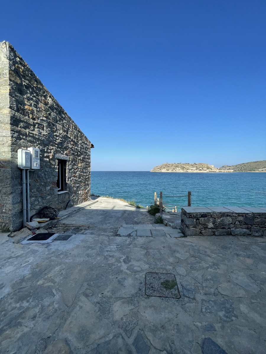 Οδοιπορικό στο χωριό Πλάκα, στη Σπιναλόγκα, εκεί που γυρίστηκε η τηλεοπτική σειρά «Το Νησί»