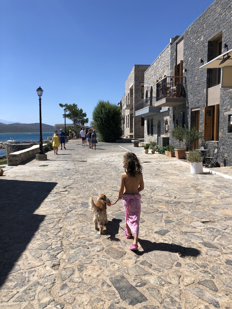 Οδοιπορικό στο χωριό Πλάκα, στη Σπιναλόγκα, εκεί που γυρίστηκε η τηλεοπτική σειρά «Το Νησί»