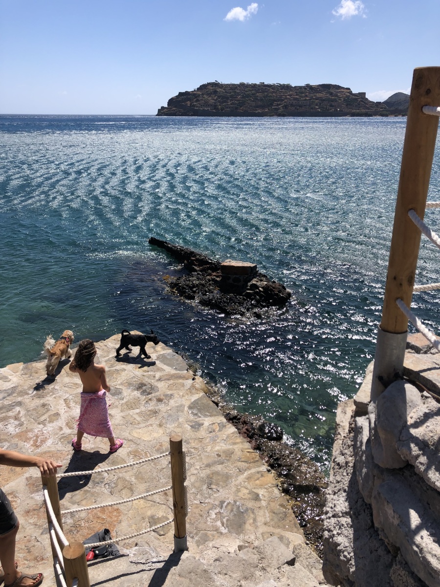 Οδοιπορικό στο χωριό Πλάκα, στη Σπιναλόγκα, εκεί που γυρίστηκε η τηλεοπτική σειρά «Το Νησί»