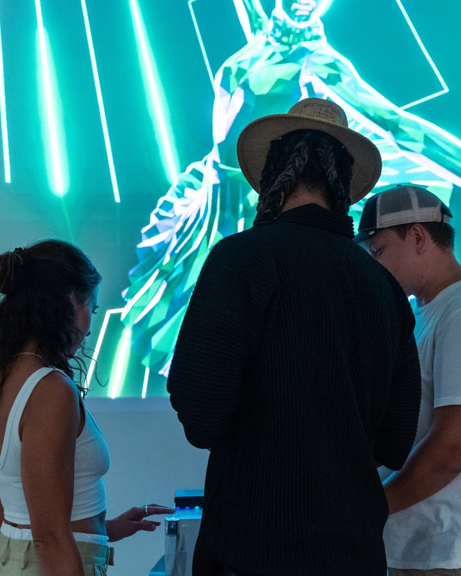 Infinite Drama Athens: Φωτορεπορτάζ από τα εγκαίνια της έκθεσης του Maxim στην Ελλάδα που παρουσιάζουν Τhe Blender Gallery και Varvara Roza Galleries.