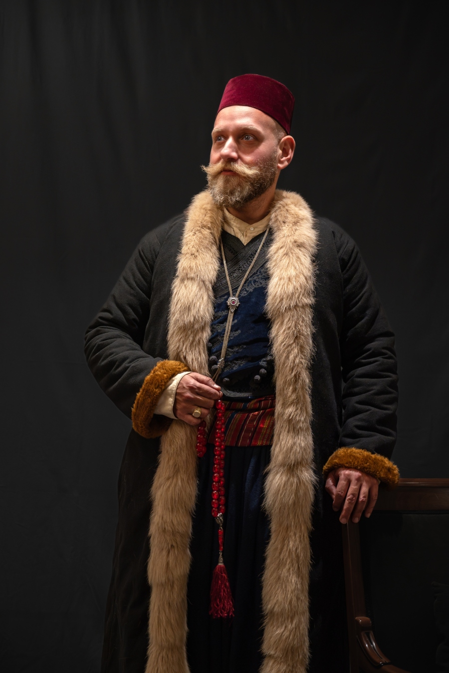 Ο μικρασιατικής καταγωγής Μυτιληνιός Αργύρης Χατζημαλλής με αυθεντικά ενδύματα εποχής για το πρότζεκτ «Λέσβος, η γοητεία των ηθών και των εθίμων» © Γιάννης Βασαλάκης - Άσπα Χροναίου