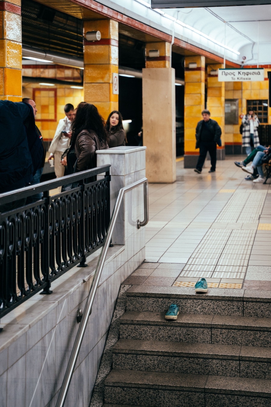 Γιώργος Ζώης: Ο σκηνοθέτης του «Αρκάντια» παρουσιάζει και γράφει στην ATHENS VOICE για το φωτογραφικό project με τα αδέσποτα παπούτσια στην Αθήνα