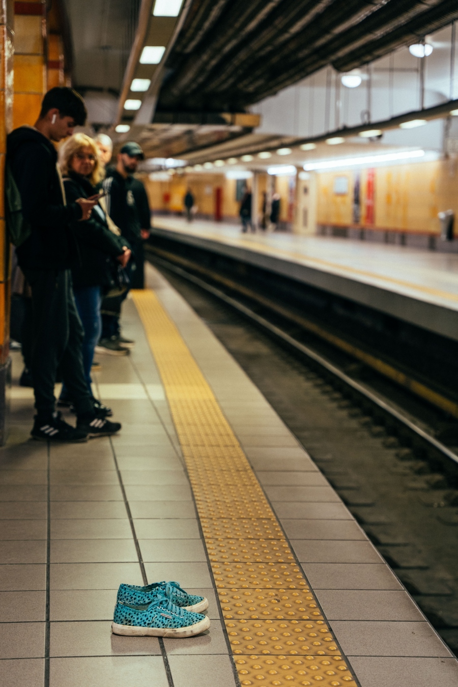 Γιώργος Ζώης: Ο σκηνοθέτης του «Αρκάντια» παρουσιάζει και γράφει στην ATHENS VOICE για το φωτογραφικό project με τα αδέσποτα παπούτσια στην Αθήνα