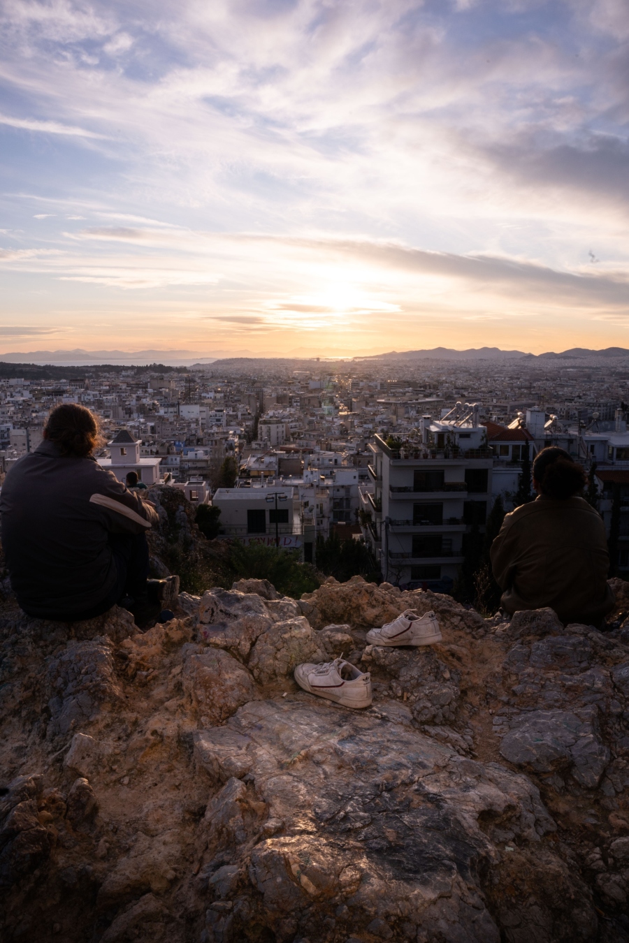 Γιώργος Ζώης: Ο σκηνοθέτης του «Αρκάντια» παρουσιάζει και γράφει στην ATHENS VOICE για το φωτογραφικό project με τα αδέσποτα παπούτσια στην Αθήνα