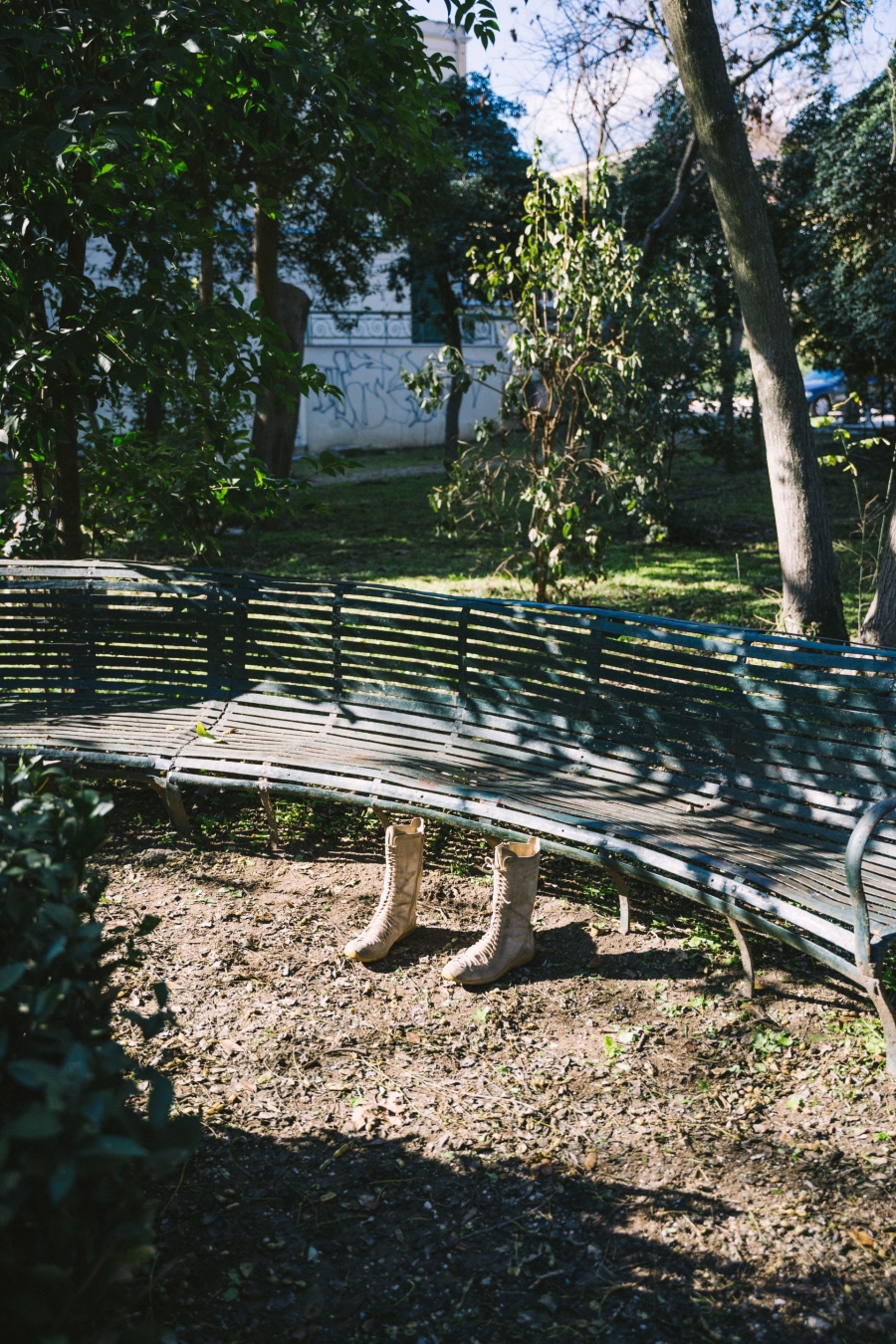 Γιώργος Ζώης: Ο σκηνοθέτης του «Αρκάντια» παρουσιάζει και γράφει στην ATHENS VOICE για το φωτογραφικό project με τα αδέσποτα παπούτσια στην Αθήνα