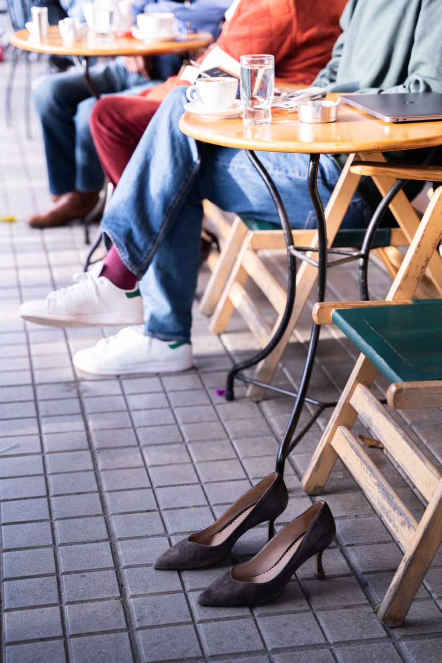 Γιώργος Ζώης: Ο σκηνοθέτης του «Αρκάντια» παρουσιάζει και γράφει στην ATHENS VOICE για το φωτογραφικό project με τα αδέσποτα παπούτσια στην Αθήνα