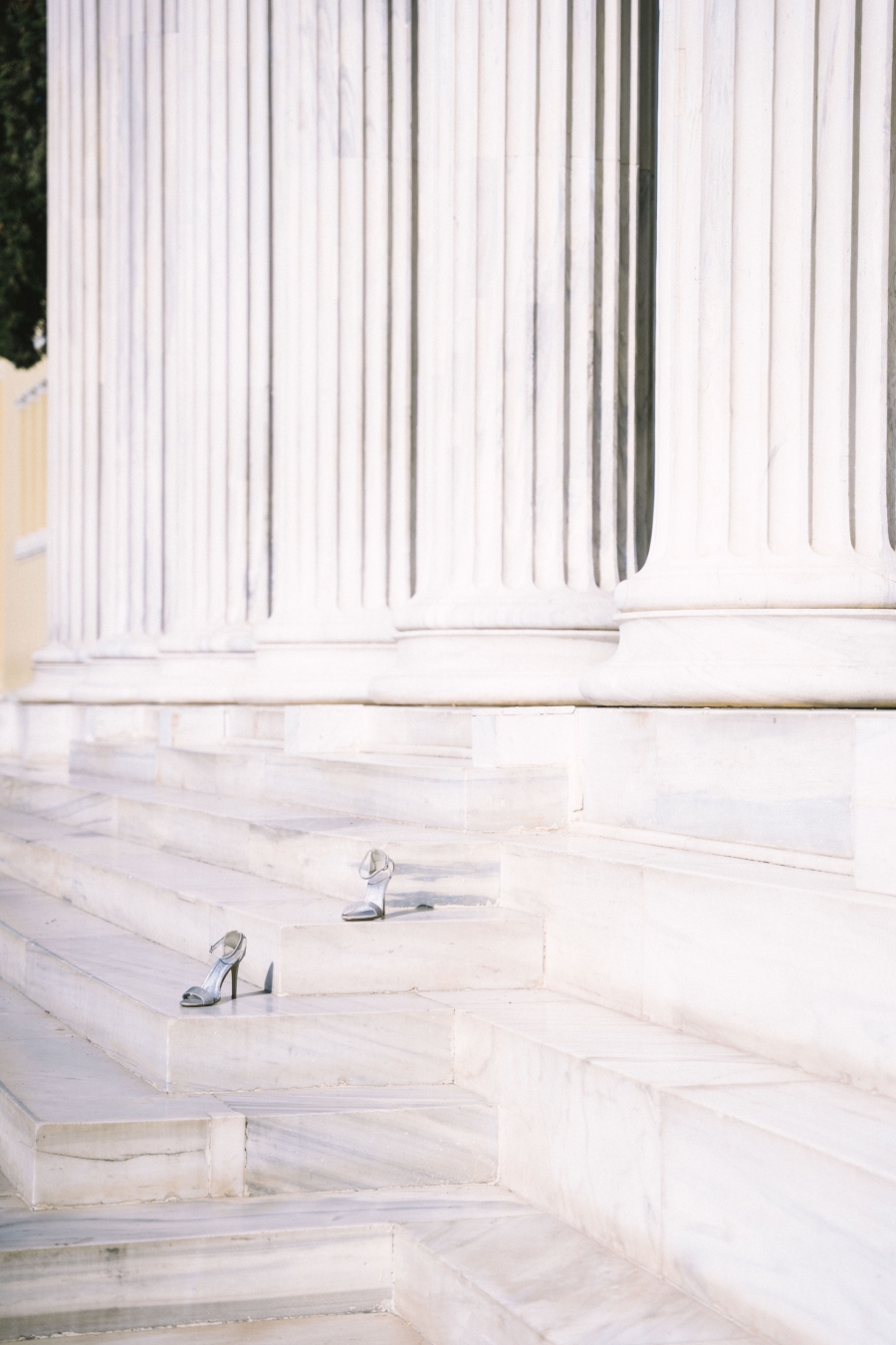 Γιώργος Ζώης: Ο σκηνοθέτης του «Αρκάντια» παρουσιάζει και γράφει στην ATHENS VOICE για το φωτογραφικό project με τα αδέσποτα παπούτσια στην Αθήνα