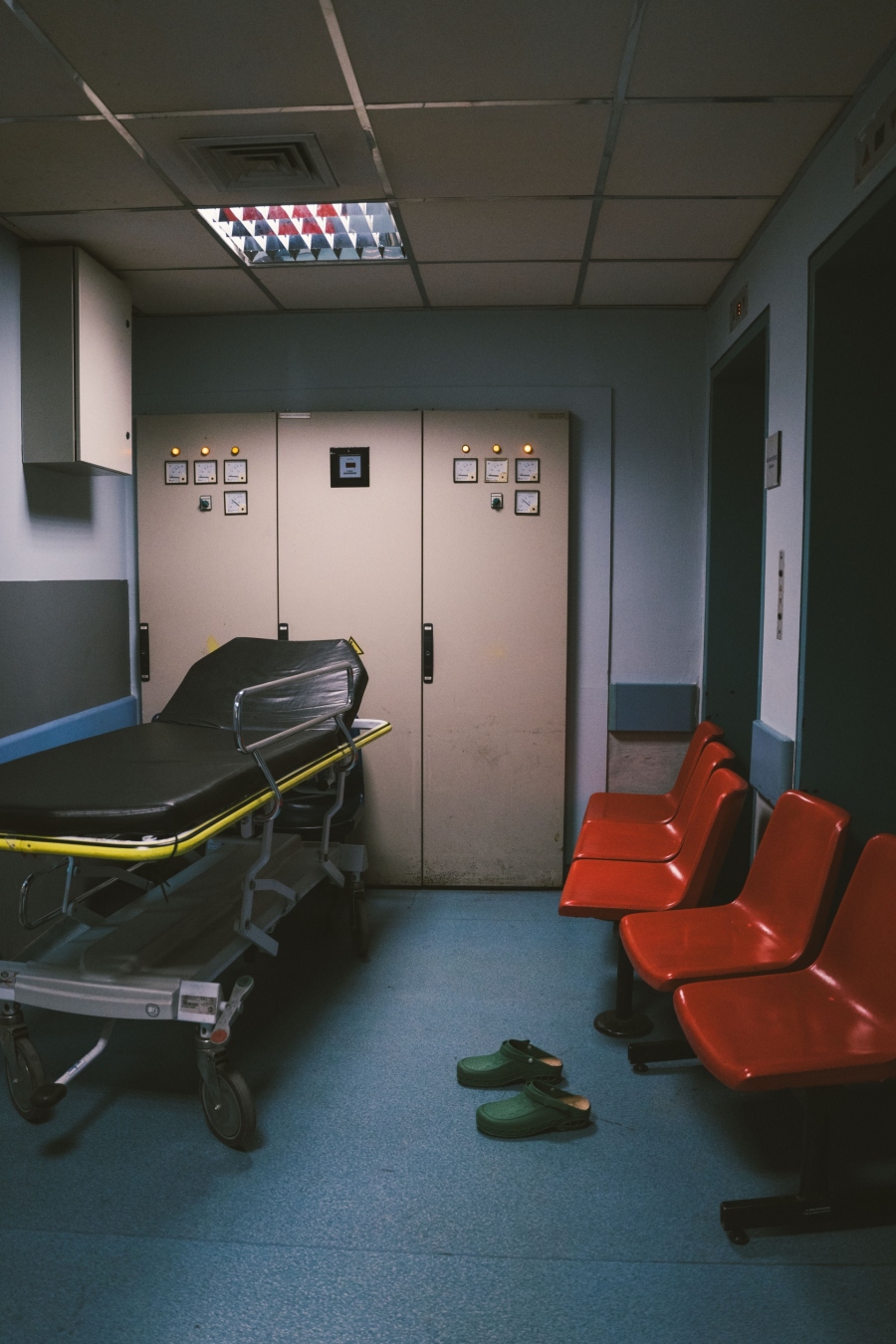 Γιώργος Ζώης: Ο σκηνοθέτης του «Αρκάντια» παρουσιάζει και γράφει στην ATHENS VOICE για το φωτογραφικό project με τα αδέσποτα παπούτσια στην Αθήνα