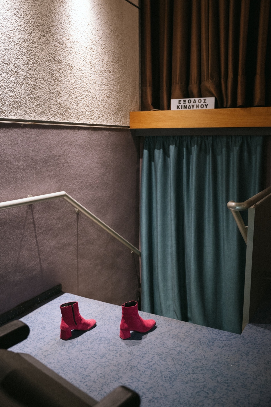 Γιώργος Ζώης: Ο σκηνοθέτης του «Αρκάντια» παρουσιάζει και γράφει στην ATHENS VOICE για το φωτογραφικό project με τα αδέσποτα παπούτσια στην Αθήνα