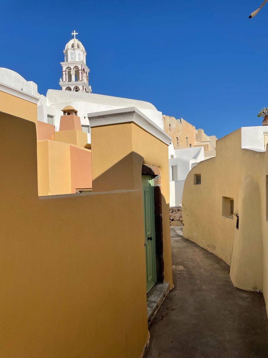 Τα άδεια σοκάκια της Σαντορίνης  