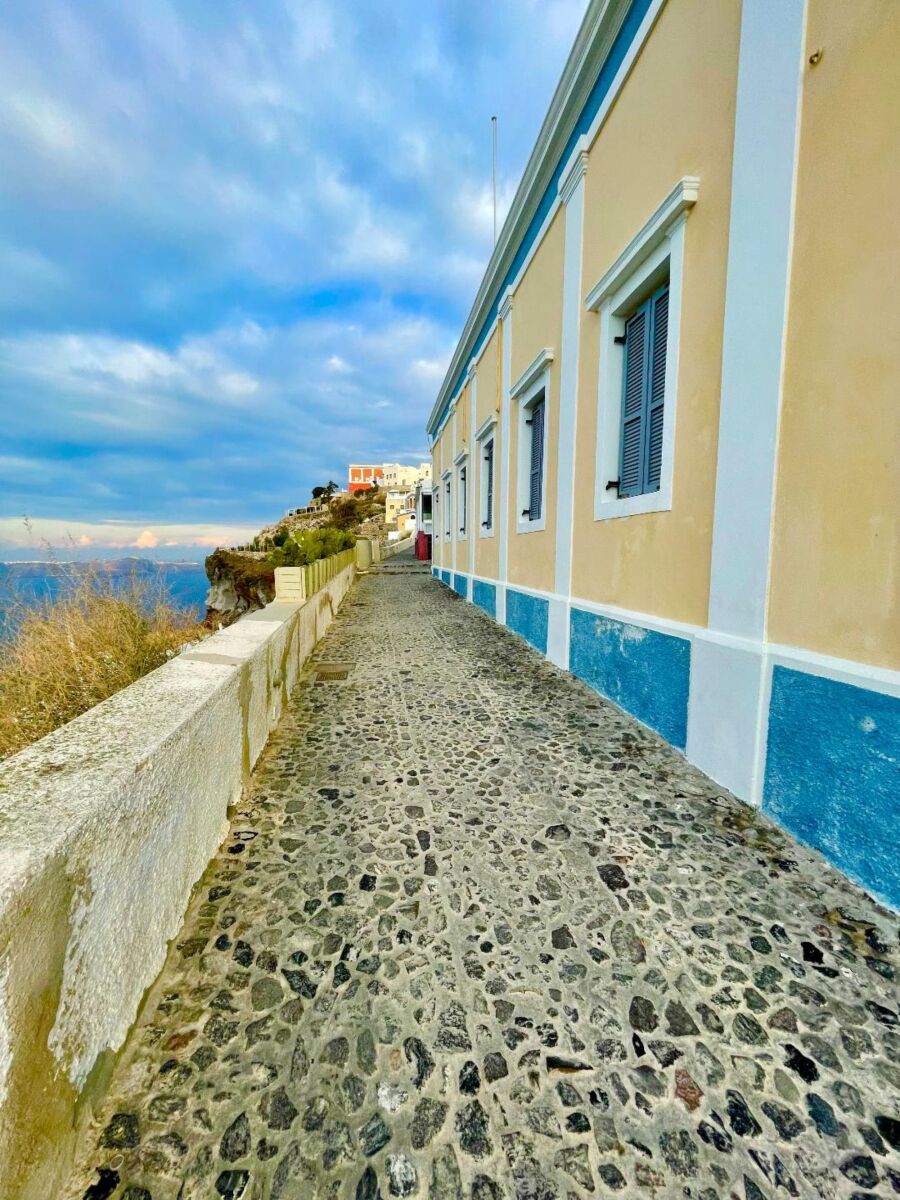 Τα άδεια σοκάκια της Σαντορίνης  