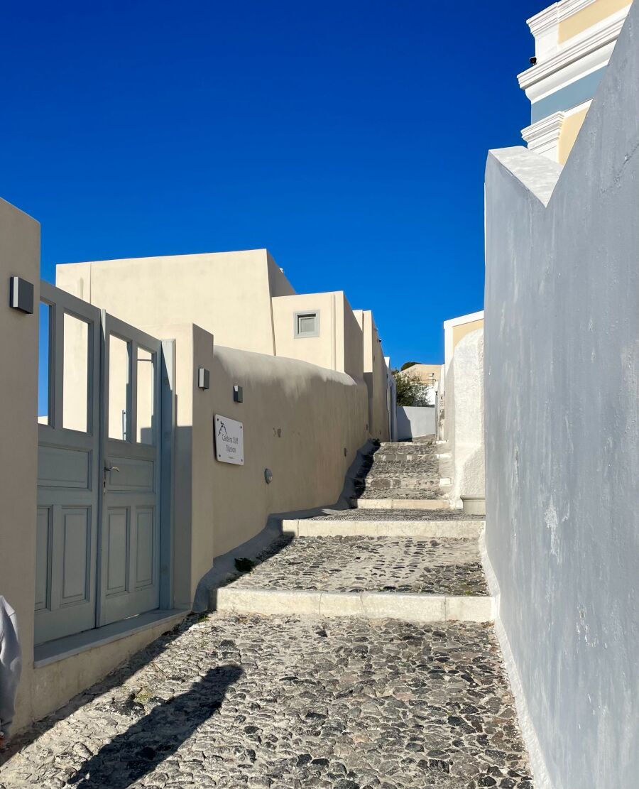 Τα άδεια σοκάκια της Σαντορίνης  