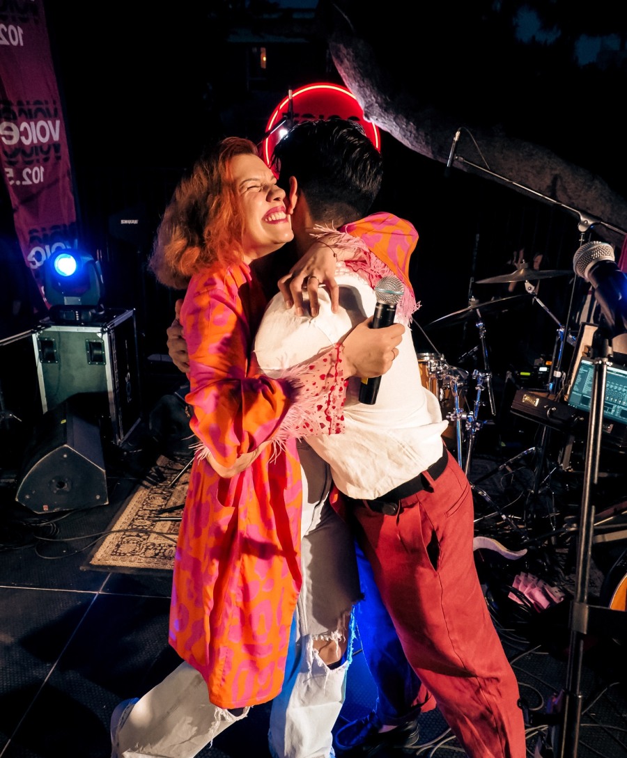 Η Πέννυ Μπαλτατζή και ο Papazó στην Πλατεία Δεξαμενής