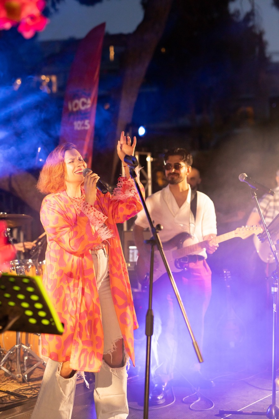 Η Πέννυ Μπαλτατζή με τον Papazó στην Πλατεία Δεξαμενής