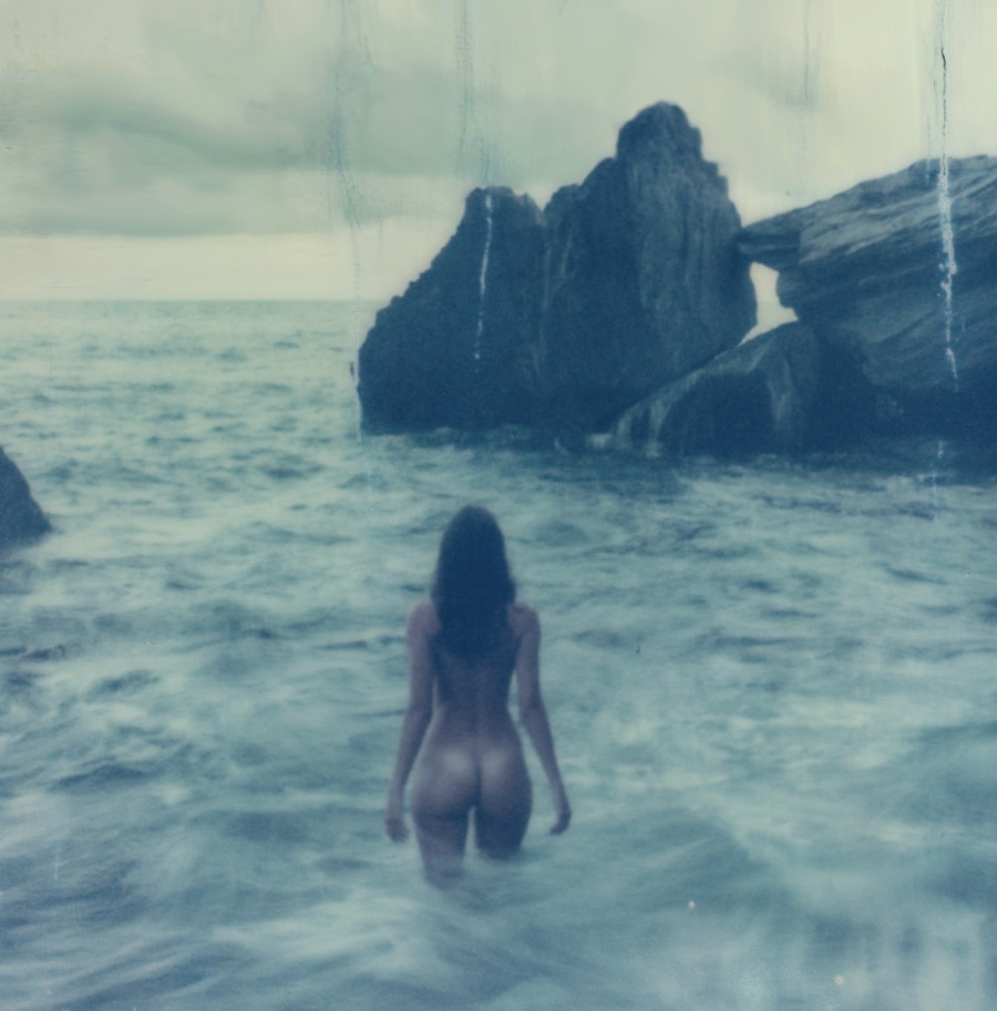 EROS: Η ανεπανάληπτη στιγμή του έρωτα μέσα από την Polaroid