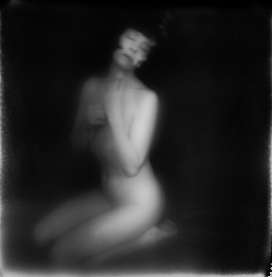 EROS: Η ανεπανάληπτη στιγμή του έρωτα μέσα από την Polaroid