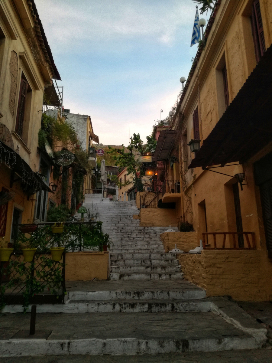 Οδός Μνησικλέους, Πλάκα