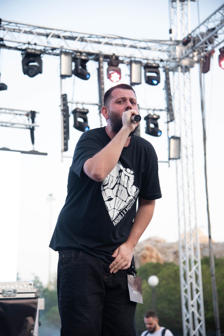 Andri J Univers - Στιγμιότυπο από hip hop συναυλία στο Κατράκειο Θέατρο Νίκαιας