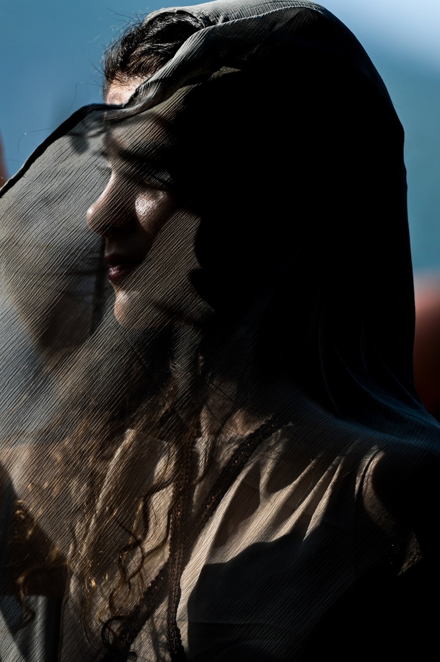 Γυναίκες με αρχαιοελληνικό φόρεμα-πέπλο