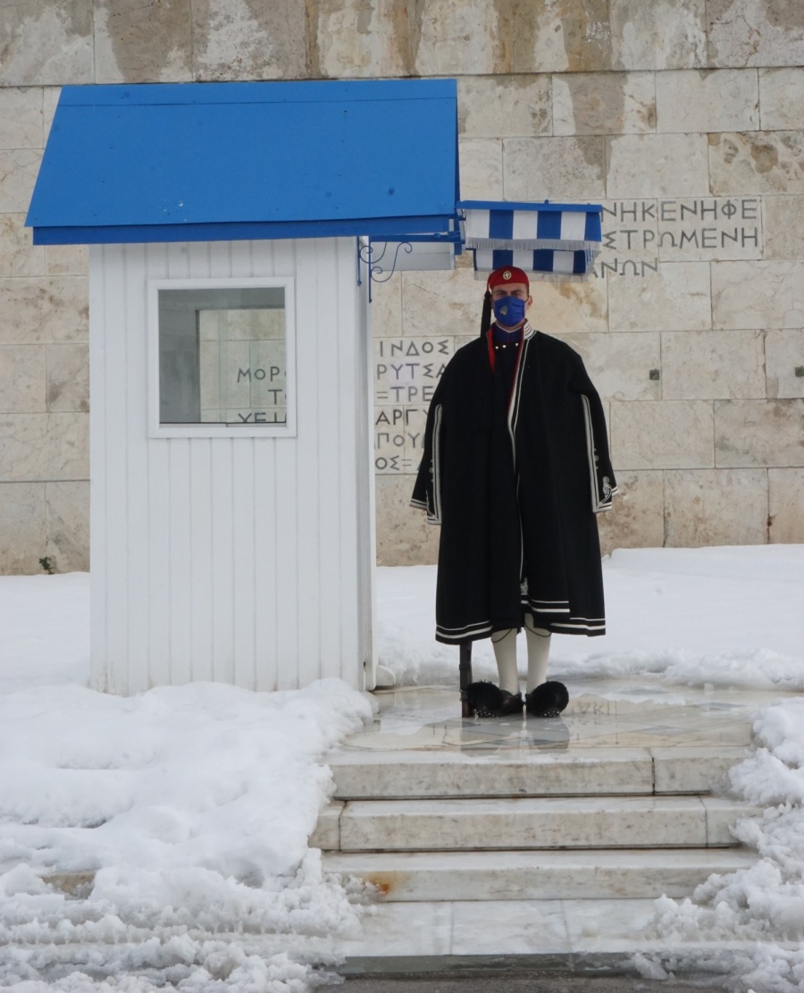 Εύζωνας στο Μνημείο του Άγνωστου Στρατιώτη. 