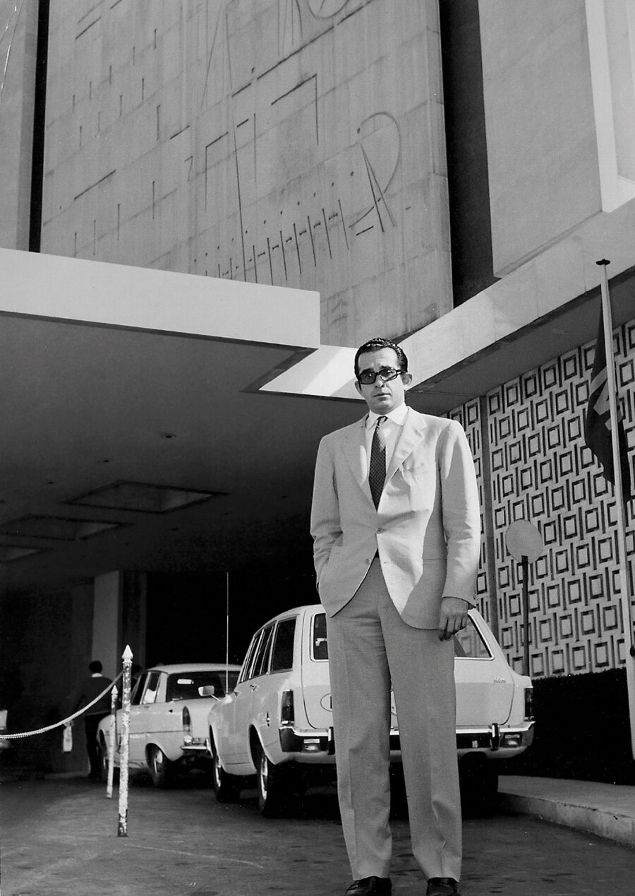 O Χουάν Κάρλος μπροστά στο Χίλτον Αθηνών