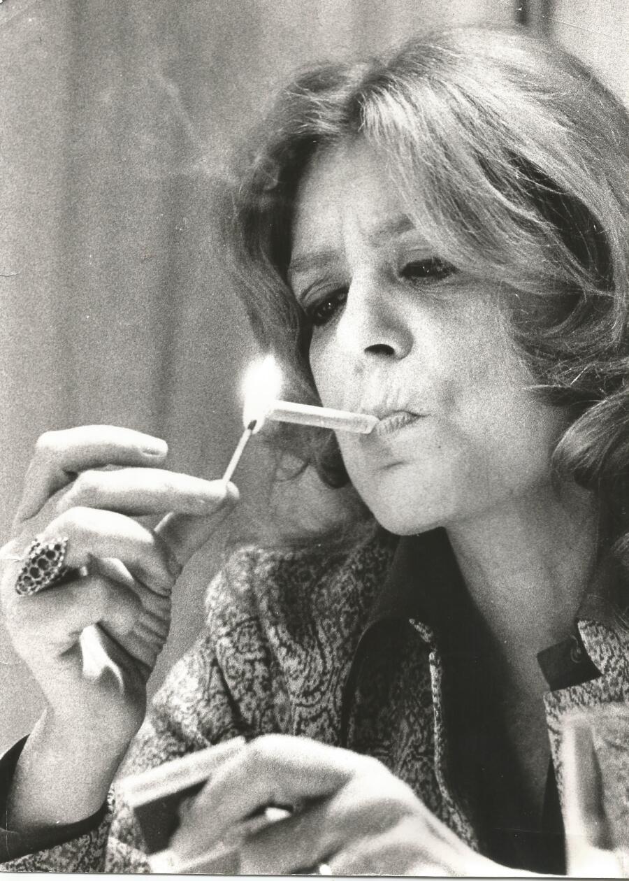 Η Μελίνα Μερκούρη με τσιγάρο στο στόμα