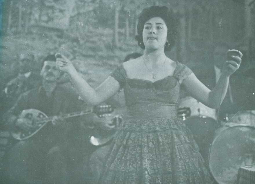 «Πέραμα 1961. Ο μπουζουξής Γιάννης Πολίτης και μια άγνωστη τραγουδίστρια, στο κέντρο Το κέφι» © Πάνος Κουτρουμπούσης